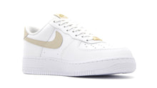 画像をギャラリービューアに読み込む, NIKE (WMNS) AIR FORCE 1 &#39;07 ESS WHITE/RATTAN/RATTAN/WHITE 5