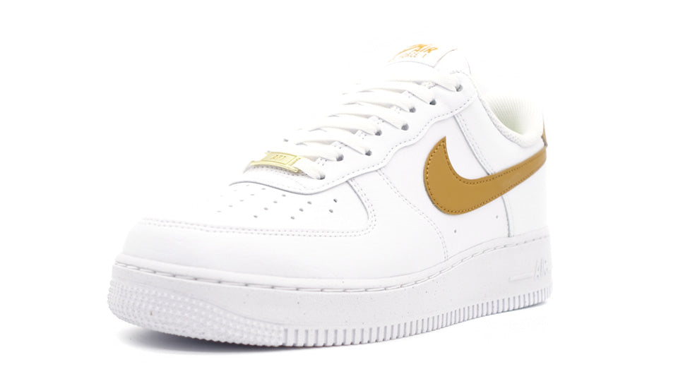 NIKE (WMNS) AIR FORCE 1 '07 NEXT NATURE WHITE/GOLD SUEDE/WHITE 1