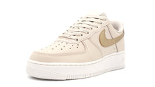 画像をギャラリービューアに読み込む, NIKE (WMNS) AIR FORCE 1 &#39;07 ESS TRND SANDDRIFT/METALLIC GOLD/PHANTOM 1