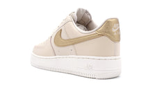 画像をギャラリービューアに読み込む, NIKE (WMNS) AIR FORCE 1 &#39;07 ESS TRND SANDDRIFT/METALLIC GOLD/PHANTOM 2