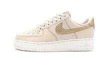 画像をギャラリービューアに読み込む, NIKE (WMNS) AIR FORCE 1 &#39;07 ESS TRND SANDDRIFT/METALLIC GOLD/PHANTOM 3