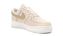 画像をギャラリービューアに読み込む, NIKE (WMNS) AIR FORCE 1 &#39;07 ESS TRND SANDDRIFT/METALLIC GOLD/PHANTOM 5