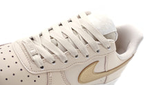 画像をギャラリービューアに読み込む, NIKE (WMNS) AIR FORCE 1 &#39;07 ESS TRND SANDDRIFT/METALLIC GOLD/PHANTOM 6