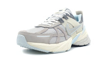 画像をギャラリービューアに読み込む, NIKE (WMNS) V2K RUN &quot;NIKE CAMPUS PACK&quot; LIGHT BONE/METALLIC PLATINUM/LIGHT IRON ORE 1